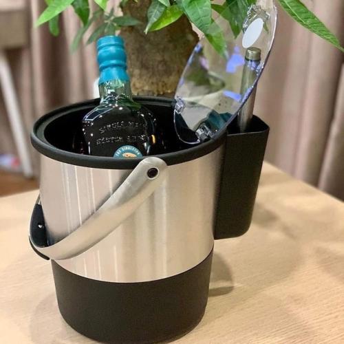 Xô đá Oggi dung tích 3 8L với thiết kế sâu lòng xô ngâm rượu hay xô ướp rượu được sử dụng bằng cách đổ nước đá đá viên và đặt rượu bia bên trong rất tiện lợi Sản phẩm có thiết kế tay cầm giúp cho bạn dễ dàng hơn khi di chuyển