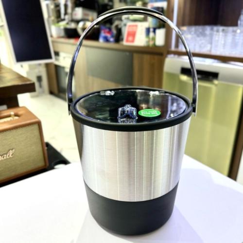 Xô đá Oggi dung tích 3 8L với thiết kế sâu lòng xô ngâm rượu hay xô ướp rượu được sử dụng bằng cách đổ nước đá đá viên và đặt rượu bia bên trong rất tiện lợi Sản phẩm có thiết kế tay cầm giúp cho bạn dễ dàng hơn khi di chuyển