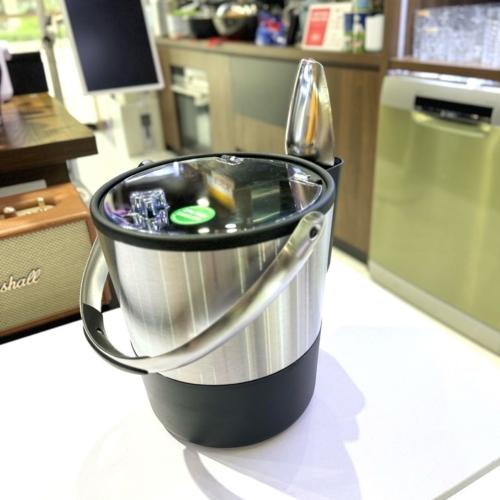 Xô đá Oggi dung tích 3 8L với thiết kế sâu lòng xô ngâm rượu hay xô ướp rượu được sử dụng bằng cách đổ nước đá đá viên và đặt rượu bia bên trong rất tiện lợi Sản phẩm có thiết kế tay cầm giúp cho bạn dễ dàng hơn khi di chuyển