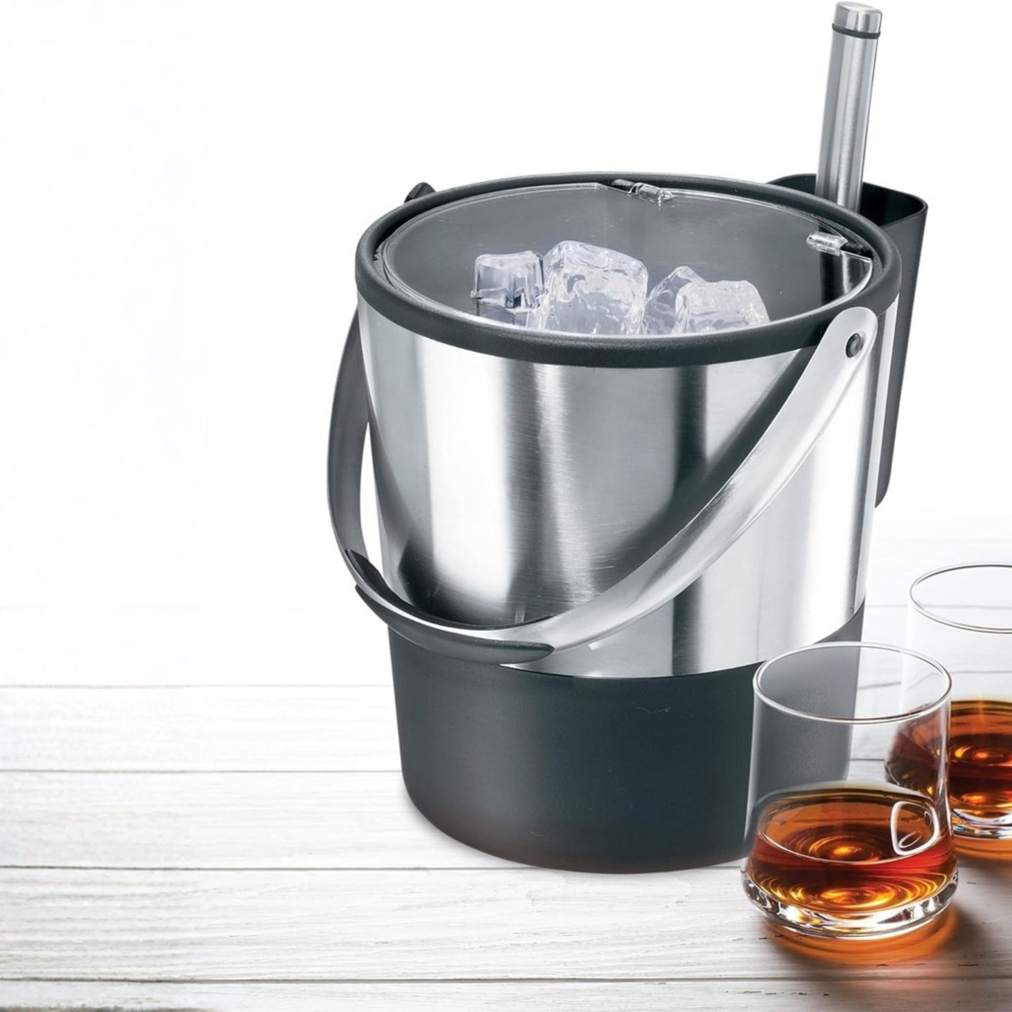 Xô đá Oggi dung tích 3 8L với thiết kế sâu lòng xô ngâm rượu hay xô ướp rượu được sử dụng bằng cách đổ nước đá đá viên và đặt rượu bia bên trong rất tiện lợi Sản phẩm có thiết kế tay cầm giúp cho bạn dễ dàng hơn khi di chuyển