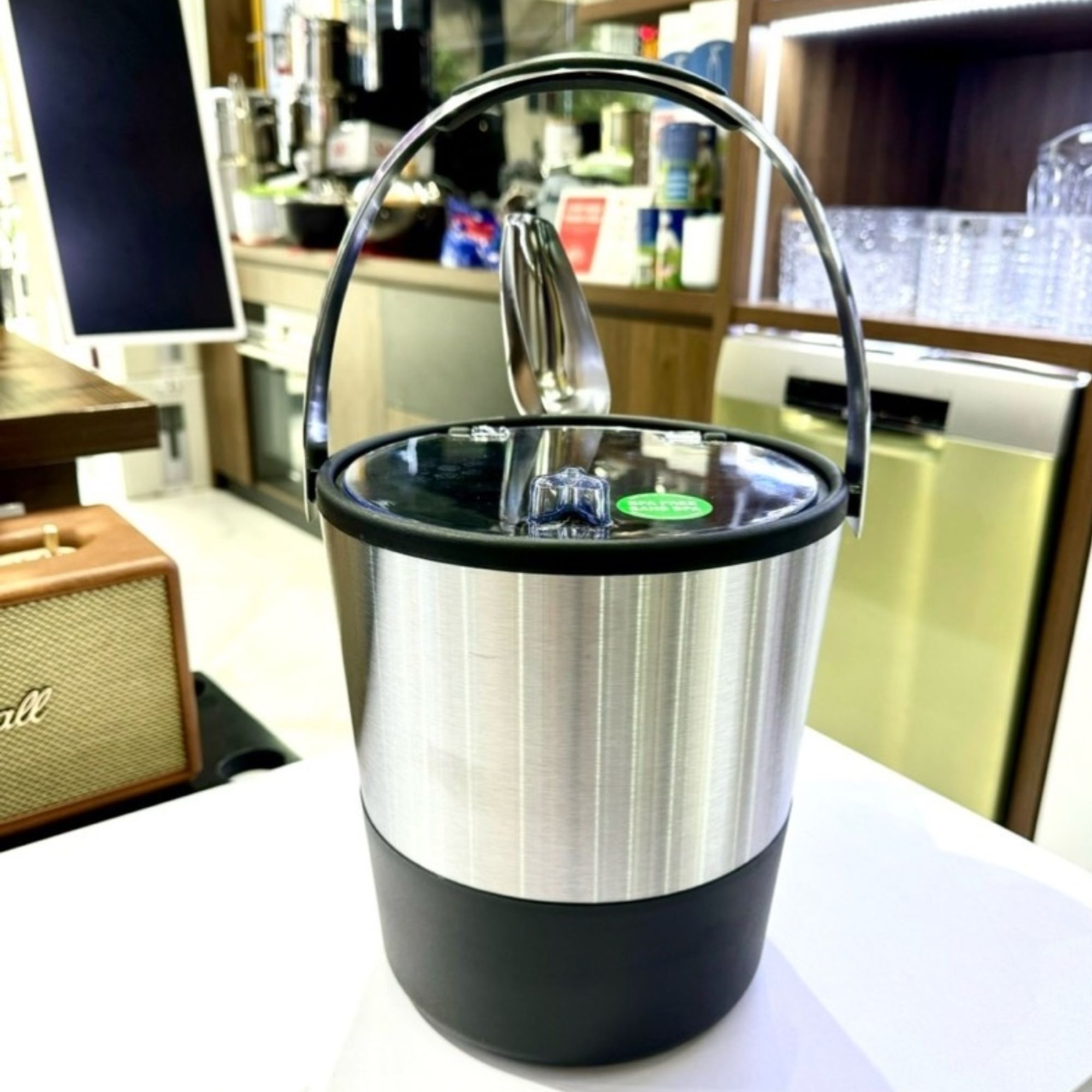 Xô đá Oggi dung tích 3 8L với thiết kế sâu lòng xô ngâm rượu hay xô ướp rượu được sử dụng bằng cách đổ nước đá đá viên và đặt rượu bia bên trong rất tiện lợi Sản phẩm có thiết kế tay cầm giúp cho bạn dễ dàng hơn khi di chuyển