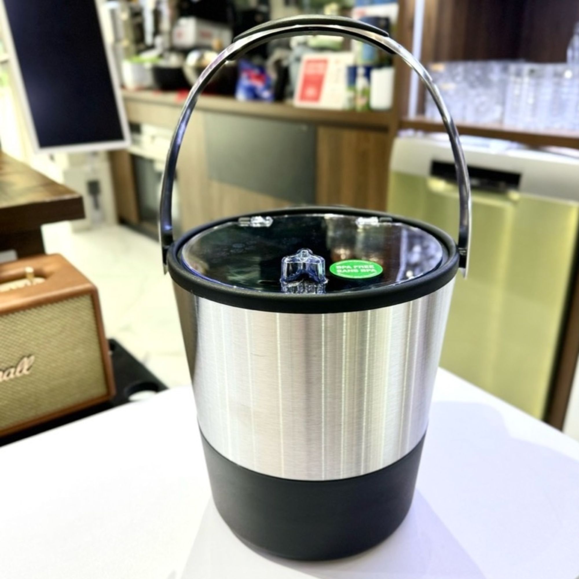 Xô đá Oggi dung tích 3 8L với thiết kế sâu lòng xô ngâm rượu hay xô ướp rượu được sử dụng bằng cách đổ nước đá đá viên và đặt rượu bia bên trong rất tiện lợi Sản phẩm có thiết kế tay cầm giúp cho bạn dễ dàng hơn khi di chuyển