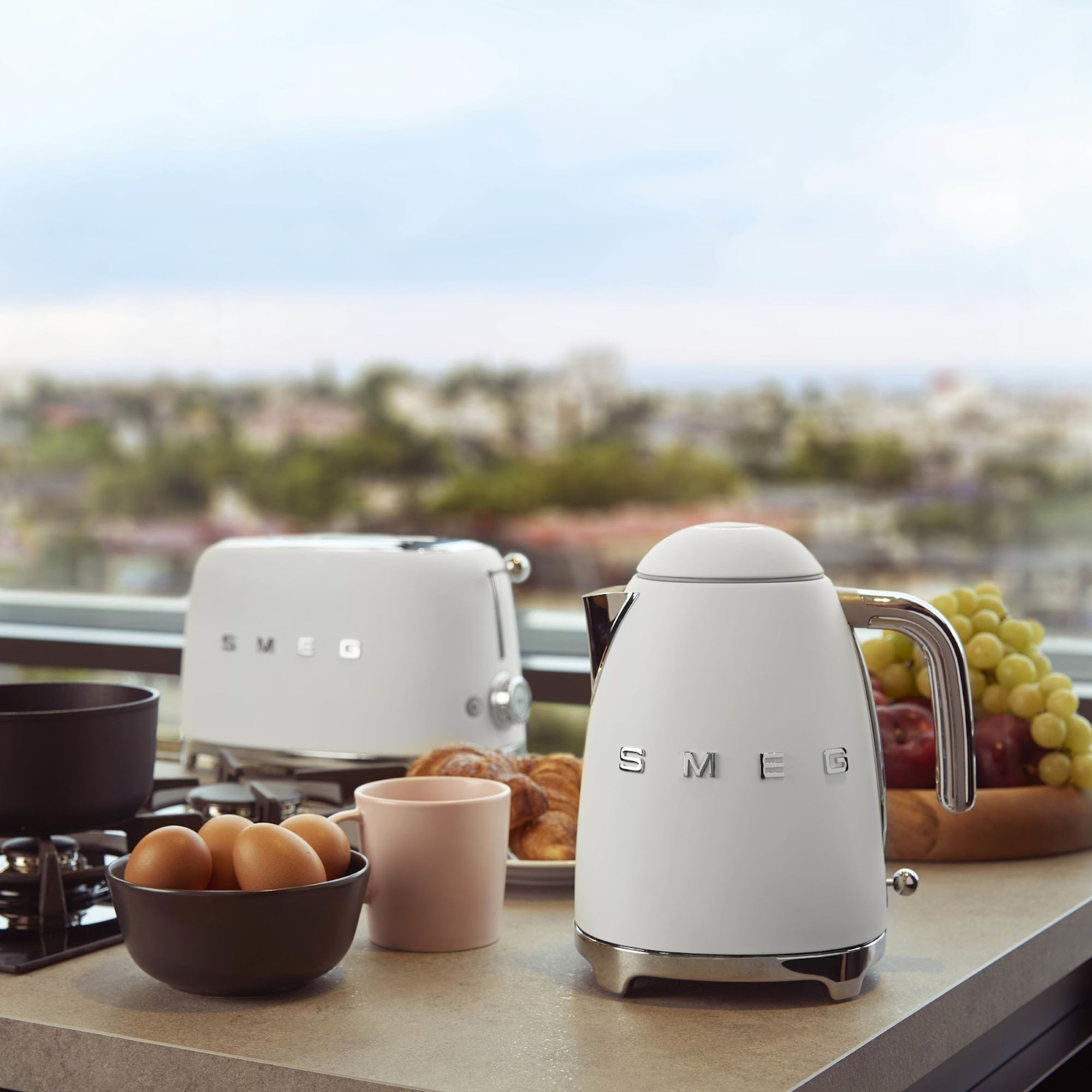 Ấm Siêu Tốc SMEG KLF03 - Kiệt Tác Nghệ Thuật Vượt Thời Gian Cho Gian Bếp